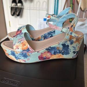 3/$20 ~Floral Wedges by Fergie -size 8 women’s narrow